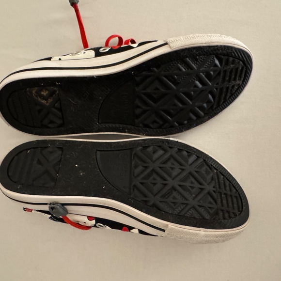 Hello Kitty Converse - Picture 2 of 4